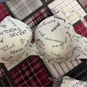 Victoria’s Secret 40DD push up bra. Only worn twice!